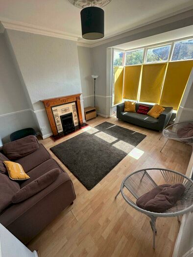 6 Bedroom Semi-Detached House To Rent In St Michaels Road, Headingley, Leeds, LS6