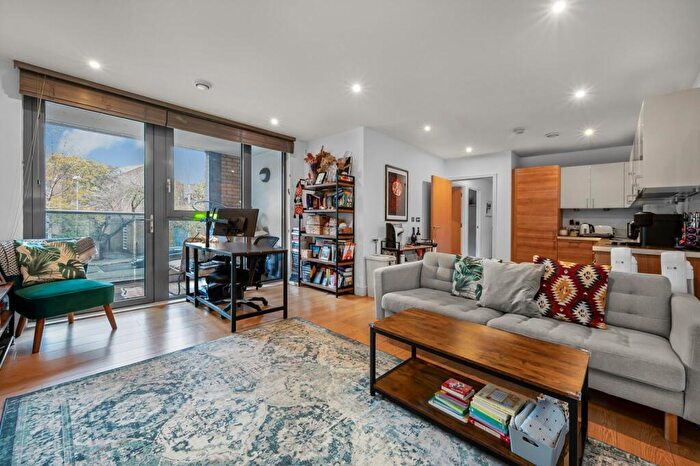 2 Bedroom Flat For Sale In Chamberlain Court, Silwood Street, SE16