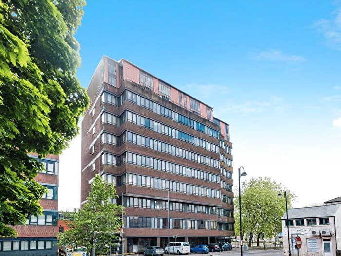 2 Bedroom Flat For Sale In Farnsby Street, Swindon, SN1