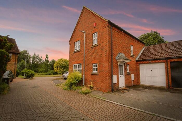 3 Bedroom Link Detached House For Sale In Heather Gardens, Waltham Abbey, EN9