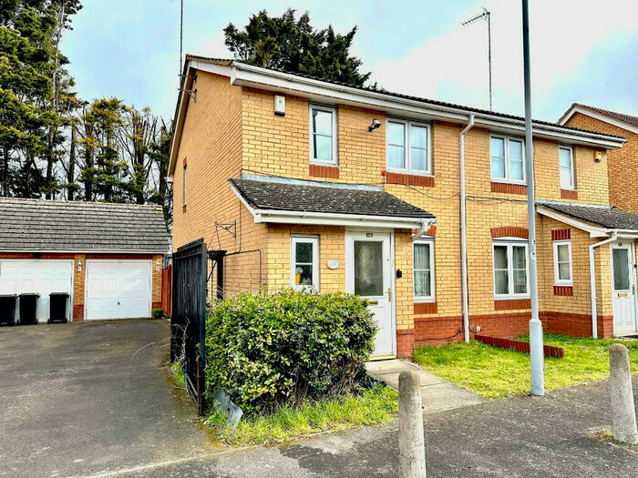 3 Bedroom Semi Detached House For Sale In Morgan Close, Luton, LU4