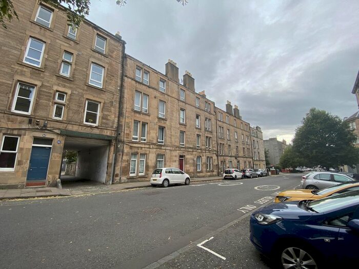 2 Bedroom Flat To Rent In / () Albert Street, Edinburgh, EH7