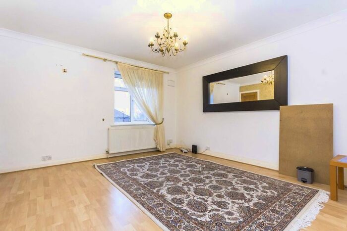4 Bedroom Flat To Rent In Gifford Gardens, London, W7