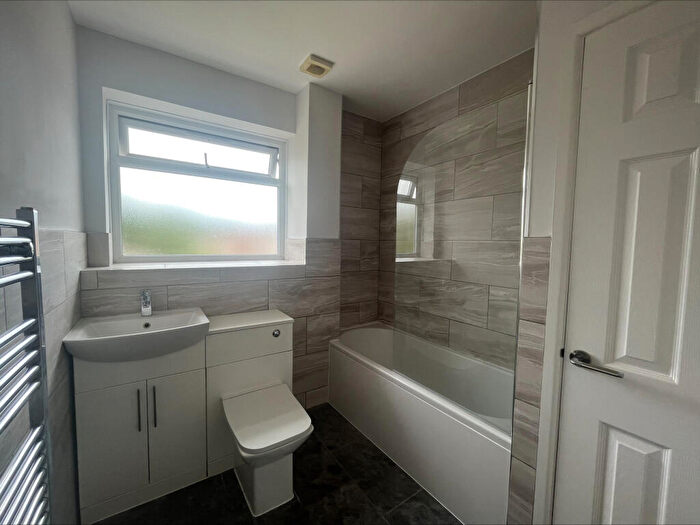 2 Bedroom Flat To Rent In Winston Avenue, Branksome, BH12