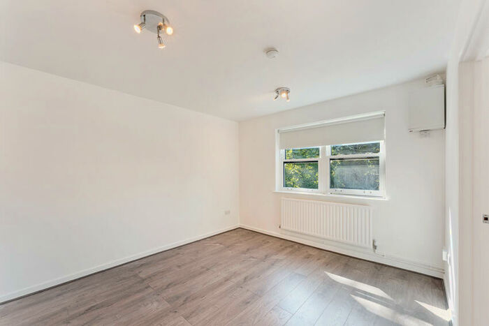 1 Bedroom Apartment To Rent In The Gardens, East Dulwich London, SE22