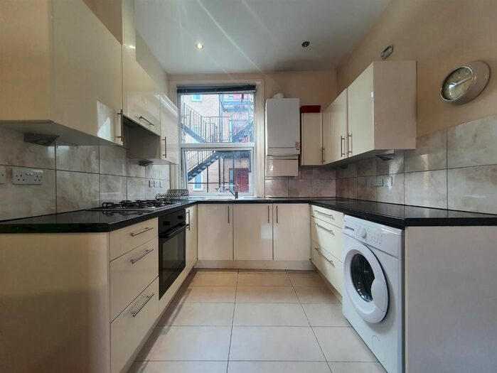 3 Bedroom Flat To Rent In Red Lion Sqaure, Wandsworth High Street, London, SW18