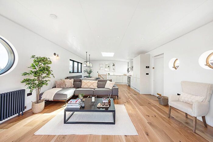 3 Bedroom Houseboat To Rent In Cheyne Walk, Chelsea Harbour, London, SW10