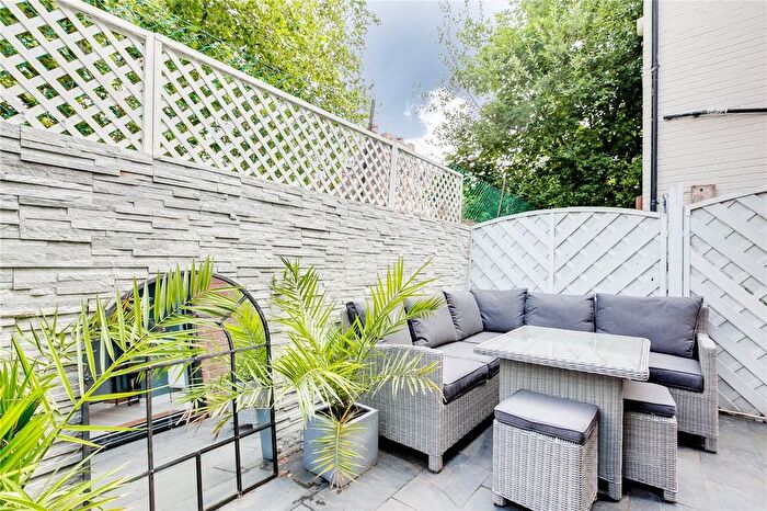 2 Bedroom Flat To Rent In Bronsart Road, Fulham, SW6