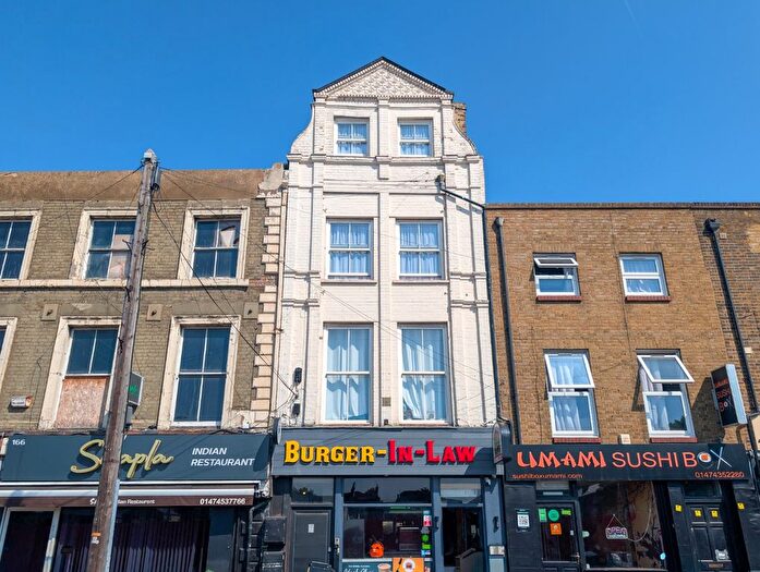 2 Bedroom Flat To Rent In Parrock Street, Gravesend, Kent, DA12