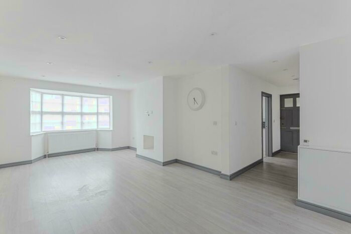 3 Bedroom Semi-Detached House To Rent In Brookland Rise, Hampstead Garden Suburb, NW11