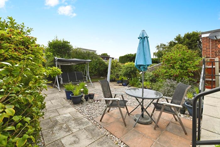 2 Bedroom Bungalow For Sale In Winbrook Close, Rayleigh, Essex, SS6
