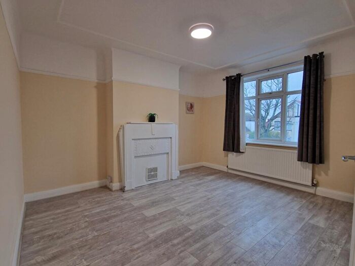 3 Bedroom Flat To Rent In Kenton Lane, Harrow, Middlesex, HA3