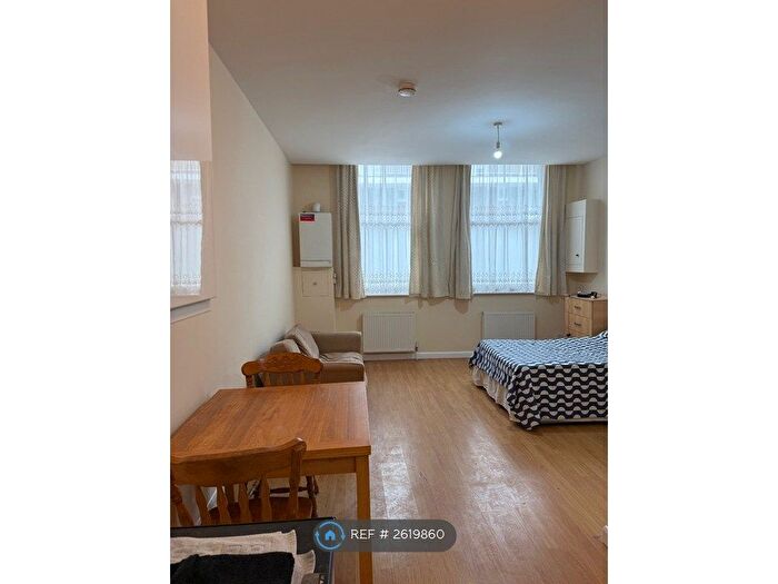 Studio To Rent In Hornsey Road, London, N19