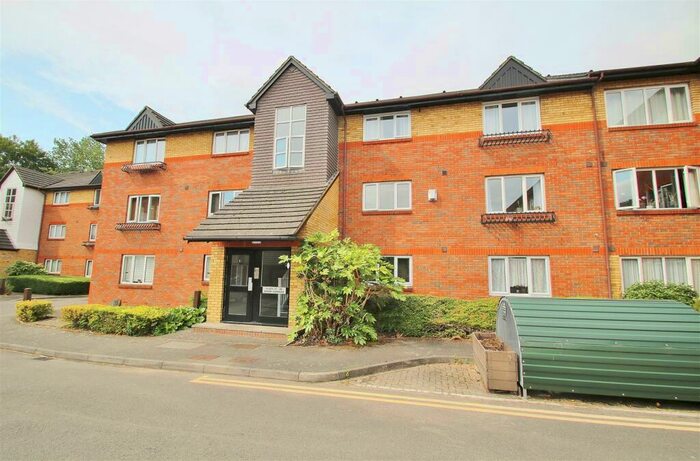 1 Bedroom Flat To Rent In Dover Gardens, Carshalton, SM5