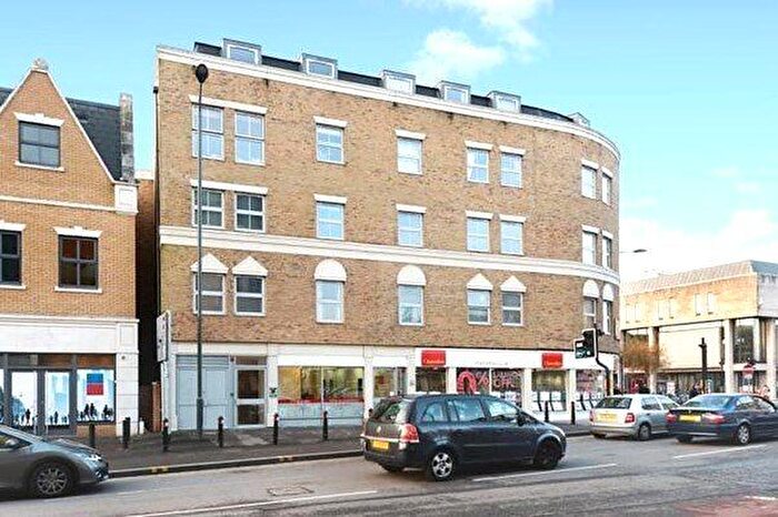 2 Bedroom Flat To Rent In High Street, Slough, Berkshire, SL1