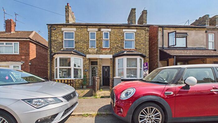 3 Bedroom Semi-Detached House For Sale In South View Road, Walton, Peterborough, PE4