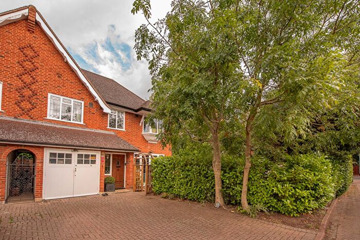 4 Bedroom Semi-Detached House For Sale In Princes Way, London, SW19