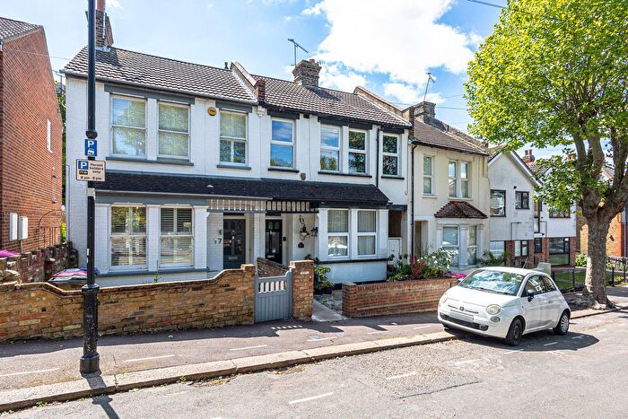 2 Bedroom Flat For Sale In Wickford Road, Westcliff-On-Sea, SS0