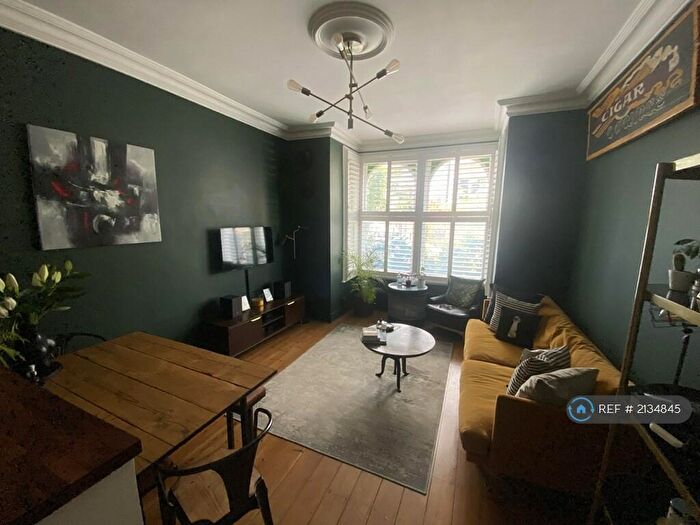 2 Bedroom Flat To Rent In Oakhurst Grove, London, SE22