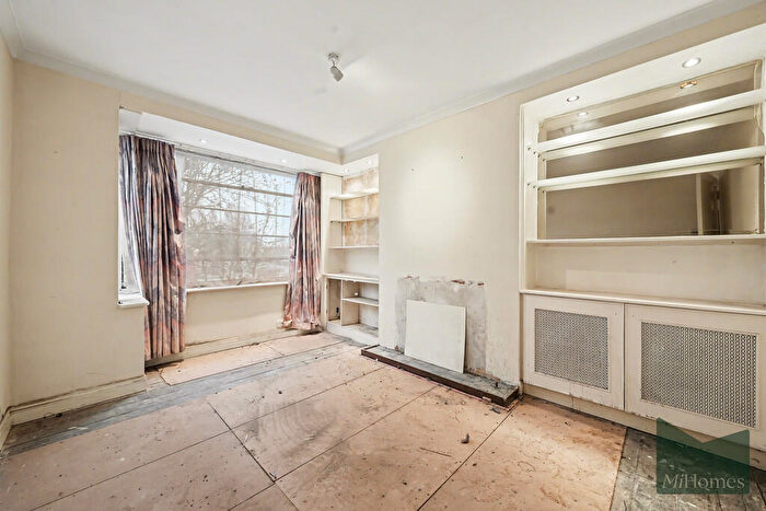 2 Bedroom Maisonette For Sale In North Gates, High Road, N12
