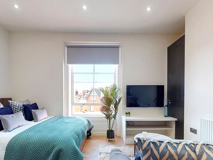 Apartment To Rent In Apt, Clarendon Road #, LS2