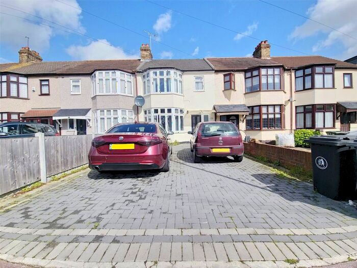 4 Bedroom Terraced House To Rent In Gorseway, Romford, RM7