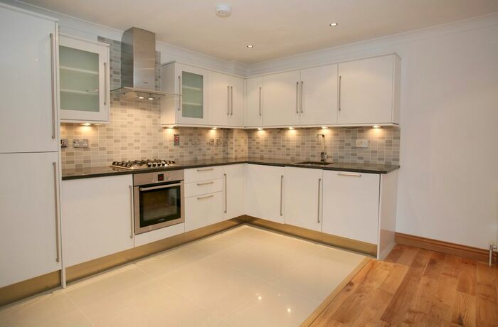 2 Bedroom Flat To Rent In Copperfield Road, Mile End, London, E3