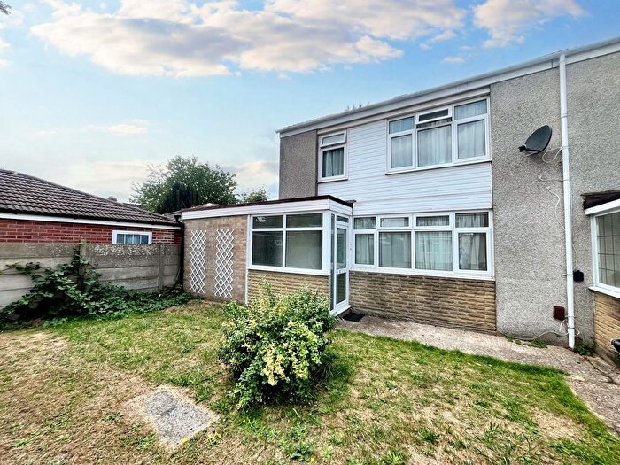 3 Bedroom End Of Terrace House To Rent In Borderside, Slough, SL2