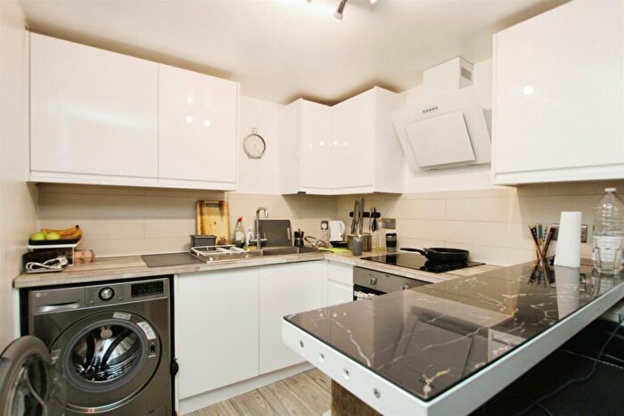 1 Bedroom Flat To Rent In Eleanor Way, Waltham Cross - Prime Location!, EN8