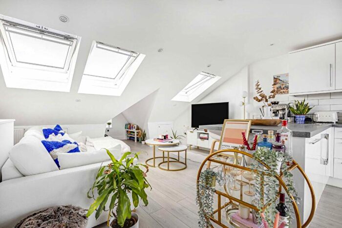 1 Bedroom Flat To Rent In Heaton Road, Tooting, CR4