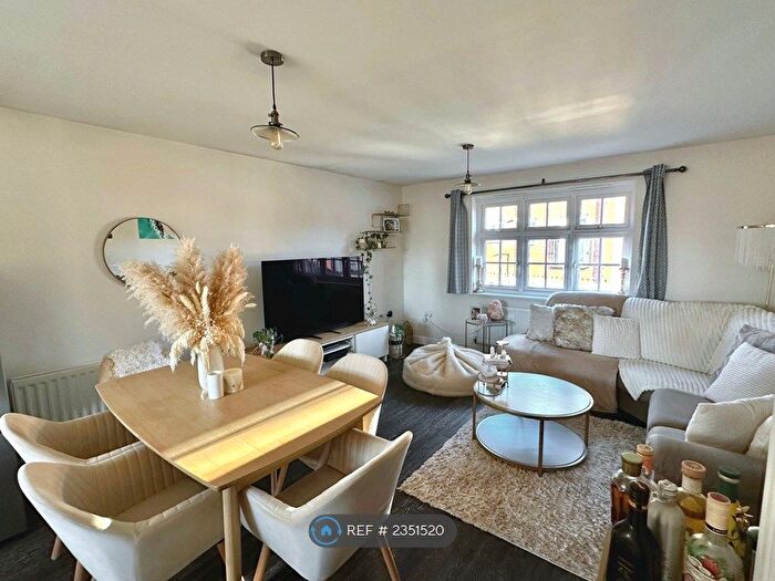 2 Bedroom Flat To Rent In Barn Owl Drive, Binfield, Bracknell, RG12