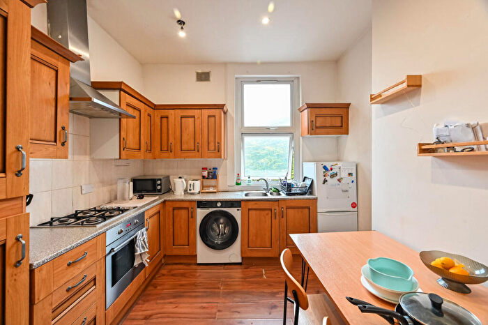 3 Bedroom Flat To Rent In Highbury Park, Highbury And Islington, London, N5