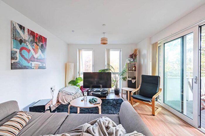 3 Bedroom Flat To Rent In Hannaford Walk, Tower Hamlets, London, E3