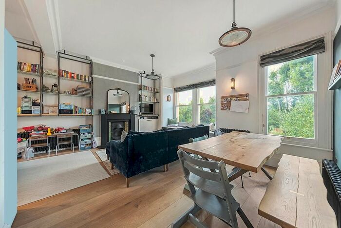 3 Bedroom Flat To Rent In Helix Gardens, Brixton, London, SW2