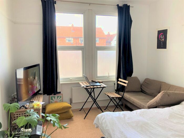 1 Bedroom Studio To Rent In Baldry Gardens, London, SW16