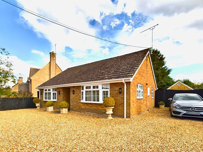 4 Bedroom Bungalow To Rent In Halladale, Shipton Road, Milton-Under-Wychwood, Chipping Norton, OX7