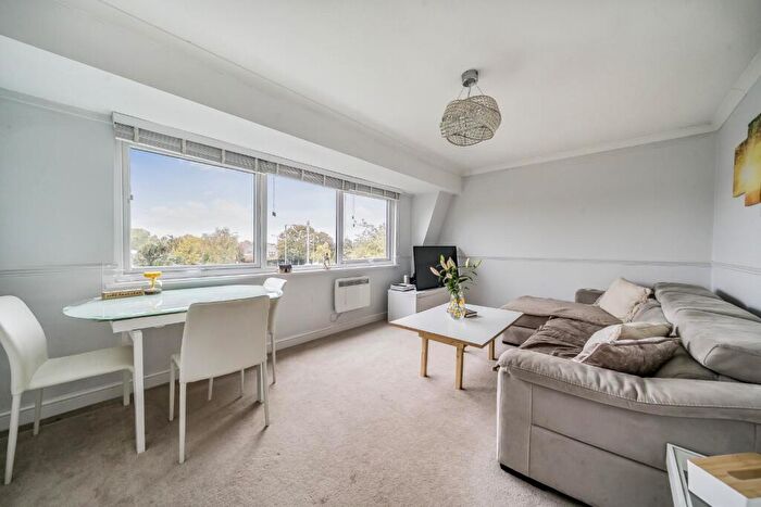 2 Bedroom Apartment For Sale In Deacon Court, Windsor, SL4