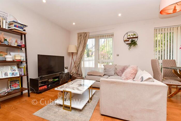 2 Bedroom Flat For Sale In Woodcote Grove Road, Coulsdon, Surrey, CR5