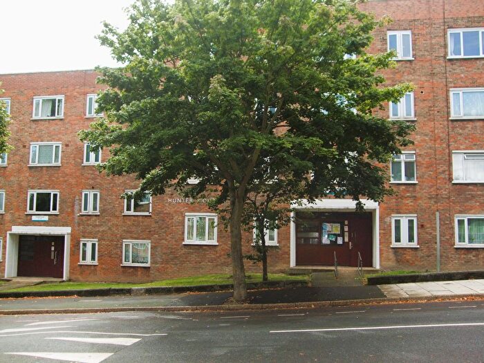 3 Bedroom Flat To Rent In Woodfarrs, London, SE5