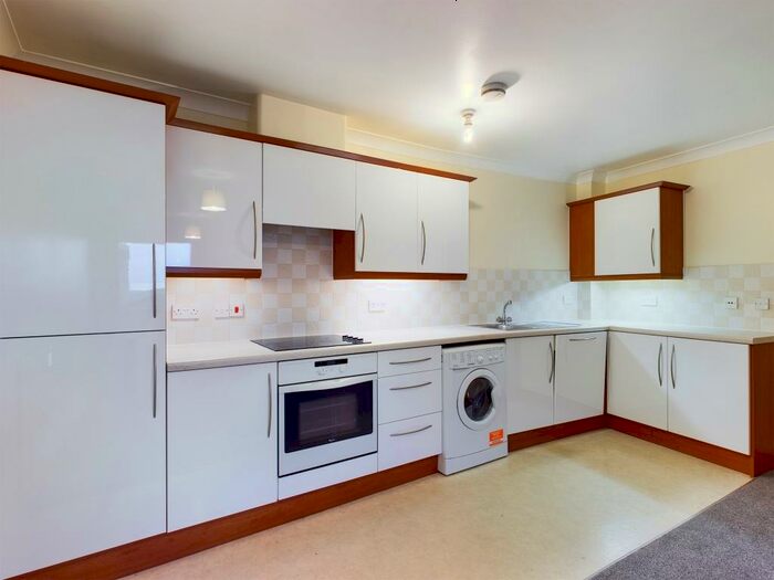 2 Bedroom Flat To Rent In Crown Heights, Alencon Link, Basingstoke, RG21