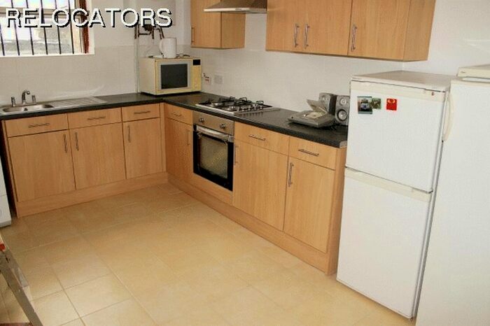 3 Bedroom Maisonette To Rent In Mile End Road, London, E1