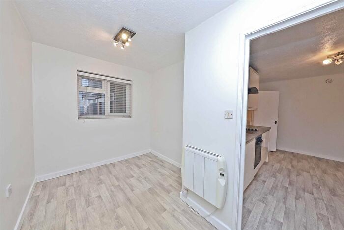 1 Bedroom Studio For Sale In Betjeman Court, Bentinck Road, Yiewsley, West Drayton, UB7
