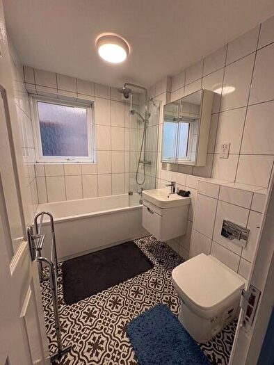 4 Bedroom Semi Detached House To Rent In Weare Court, Canada Way, Bristol, BS1