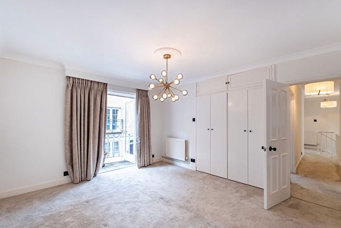 3 Bedroom Semi-Detached House To Rent In William Mews, London, SW1X