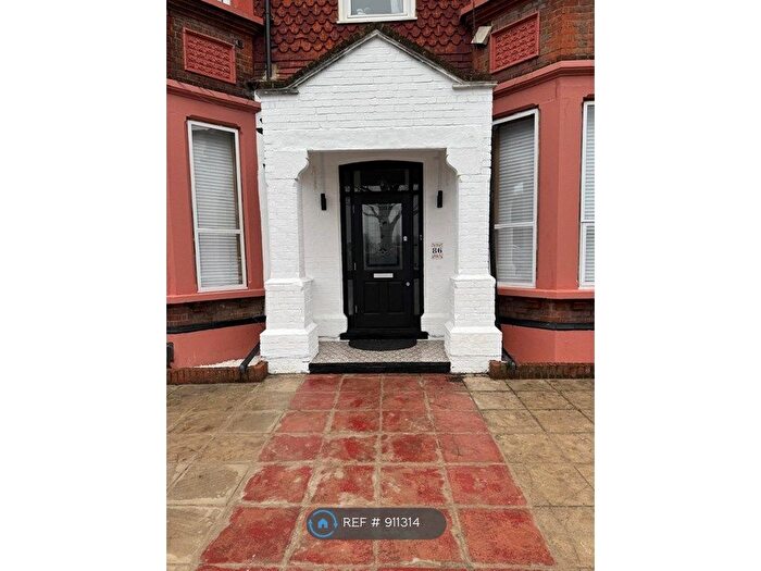 3 Bedroom Flat To Rent In Cassio Road, Watford, WD18