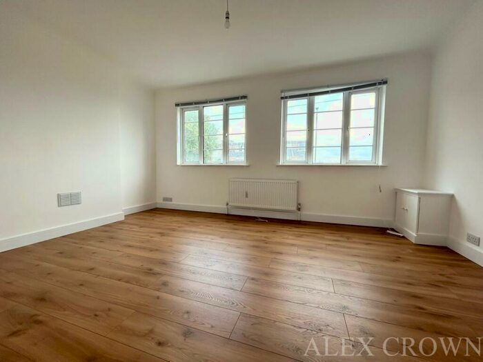 3 Bedroom Flat To Rent In Chase Side, Southgate, N14