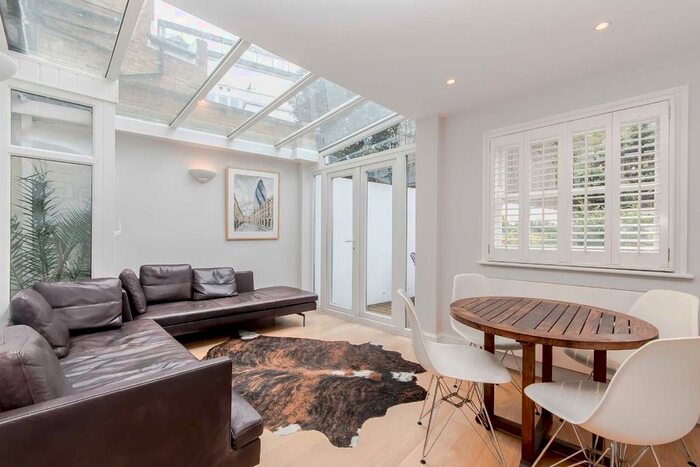 2 Bedroom Flat To Rent In Cornwall Crescent, London, W11