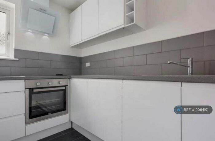 2 Bedroom Flat To Rent In Gants Hill, Ilford, IG1
