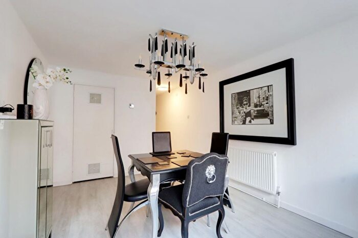 2 Bedroom Flat To Rent In Watergate Row South, Chester, CH1