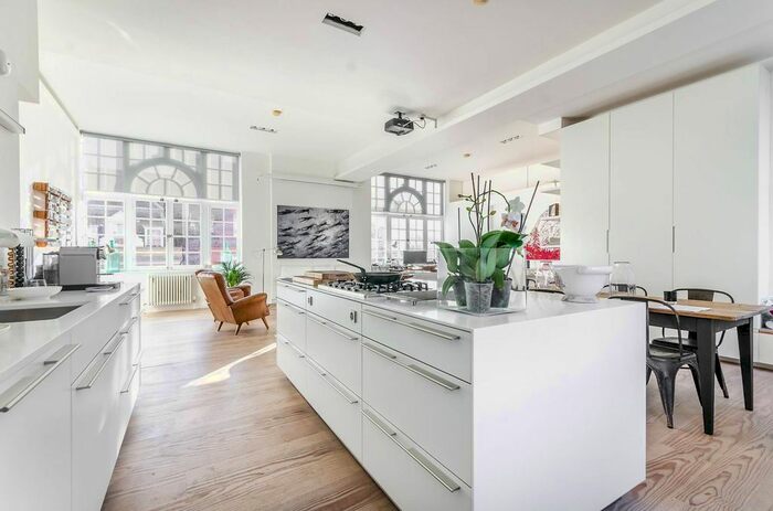 2 Bedroom Flat To Rent In Henrietta Street, Covent Garden, London, WC2E